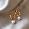 Elegantes pendientes con perlas doradas
